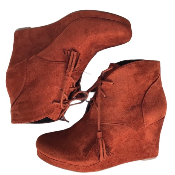 Report Jiminy Rust Faux Suede Wedge Ankle Bootie - Picture 1 of 4